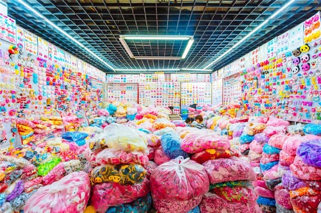 Yiwu's Foreign Trade Surpasses 800 Billion RMB in 2025
